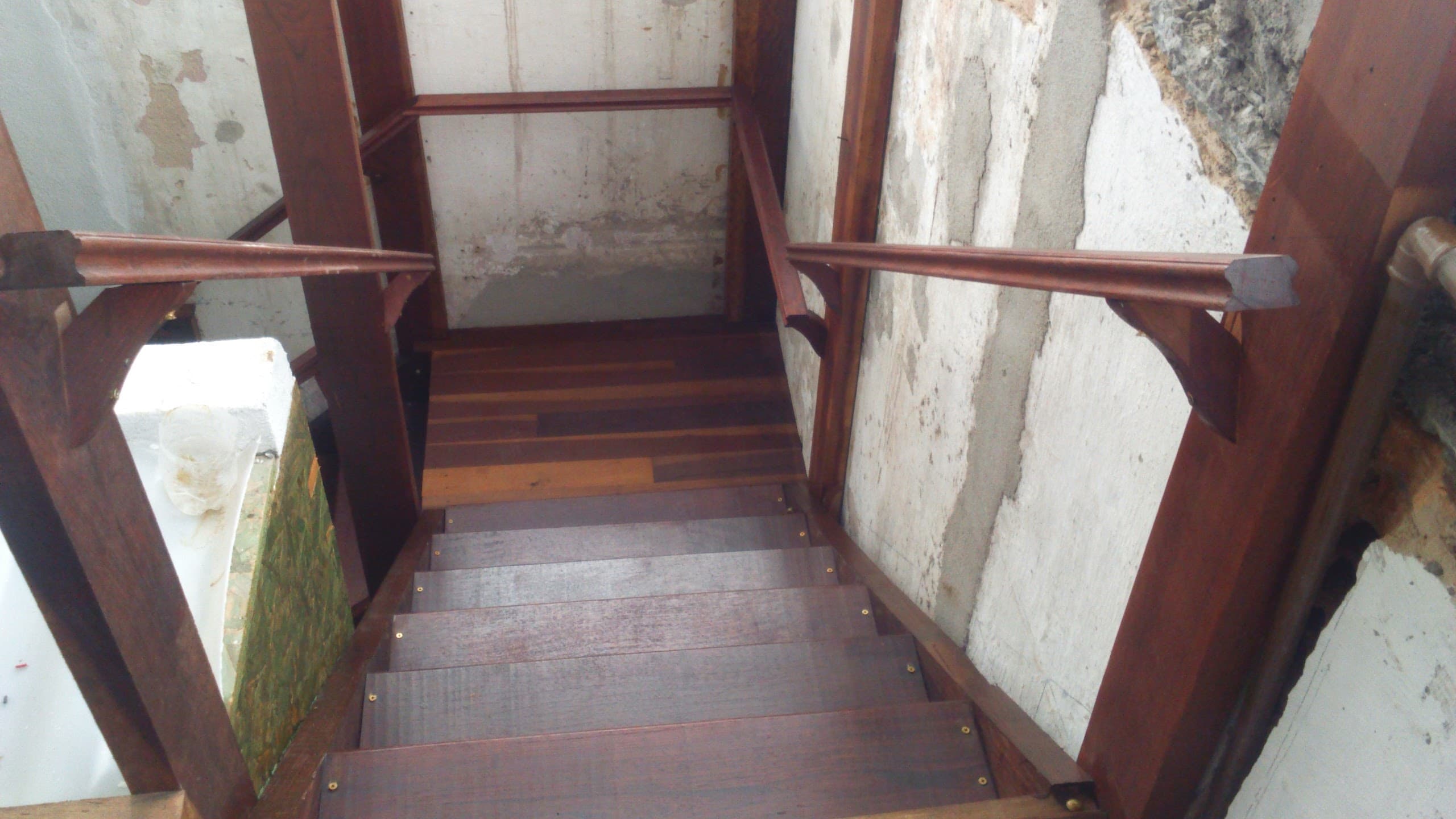 Detalhe de mezanino em madeira e escada