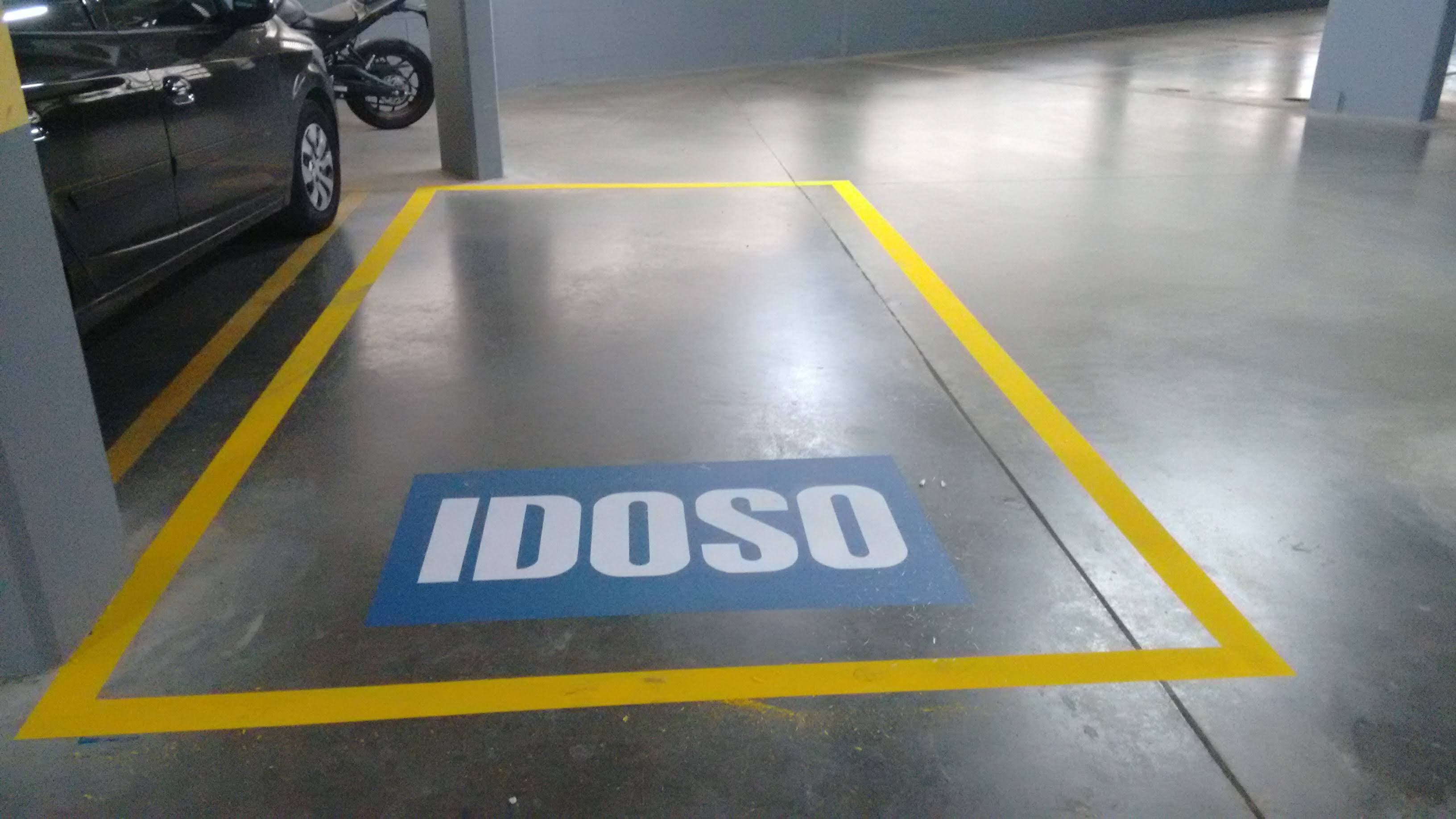 Piso com demarcação especial e pintura profissional